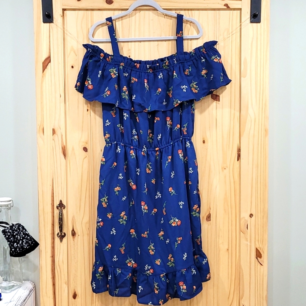Super 😍 cute Navy cold shoulder dress